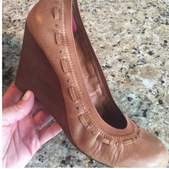 Neutral Soft Lucky Brand Wedges - Picture 3 of 8